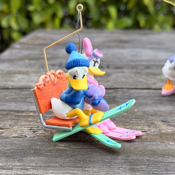 Hallmark & Disney Ornaments Donald and Daisy Duck Lovers' Lodge Surprising Gift - Picture 5 of 15
